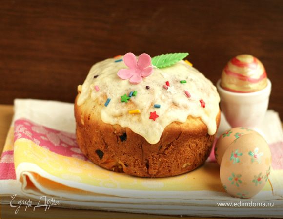 Кулич с апельсиновыми цукатами и черносливом.