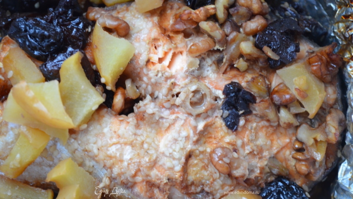 Семга, запеченная с яблоками и черносливом