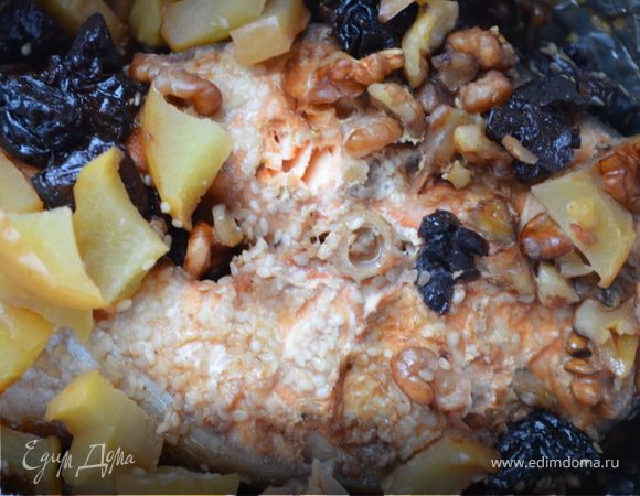 Семга, запеченная с яблоками и черносливом Семга, запеченная с яблоками и черносливом