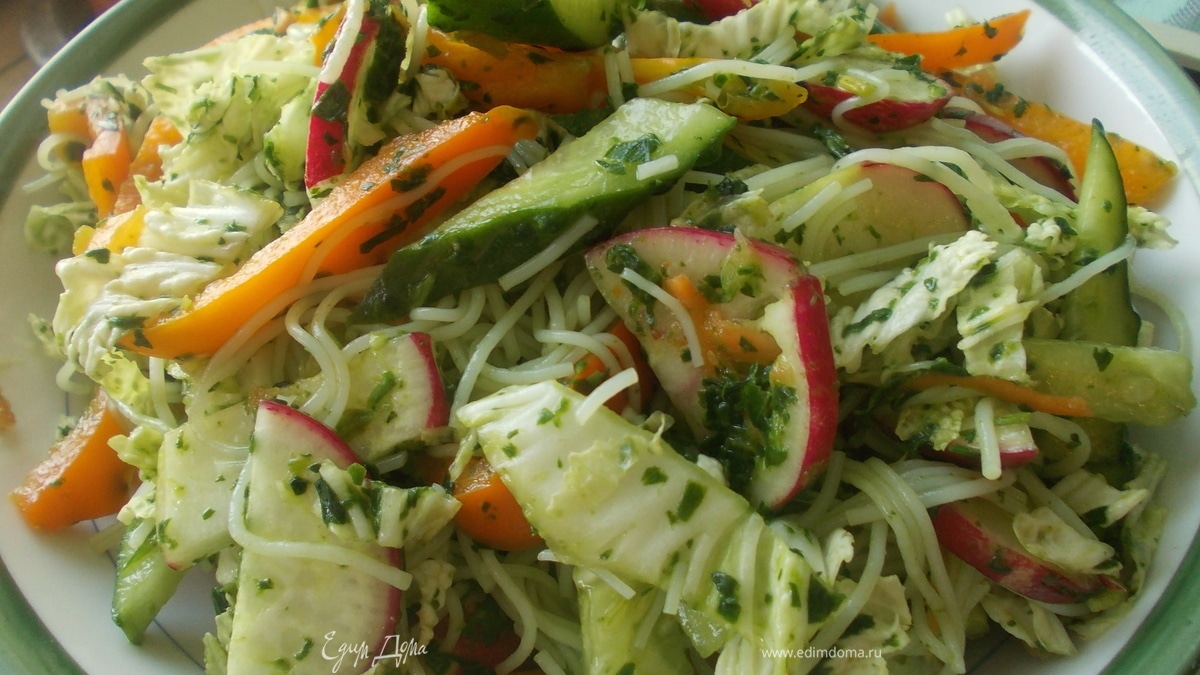 Салат с лапшой  и шпинатной заправкой