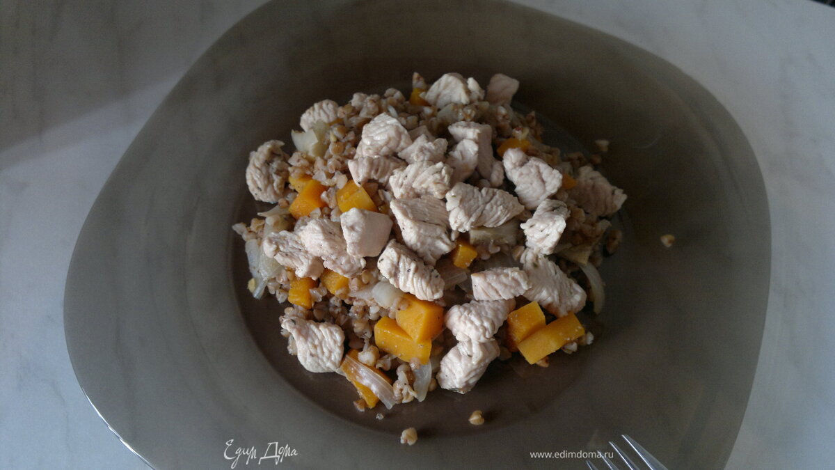 Гречневая каша с тыквой, луком, имбирем и грудка индейки
