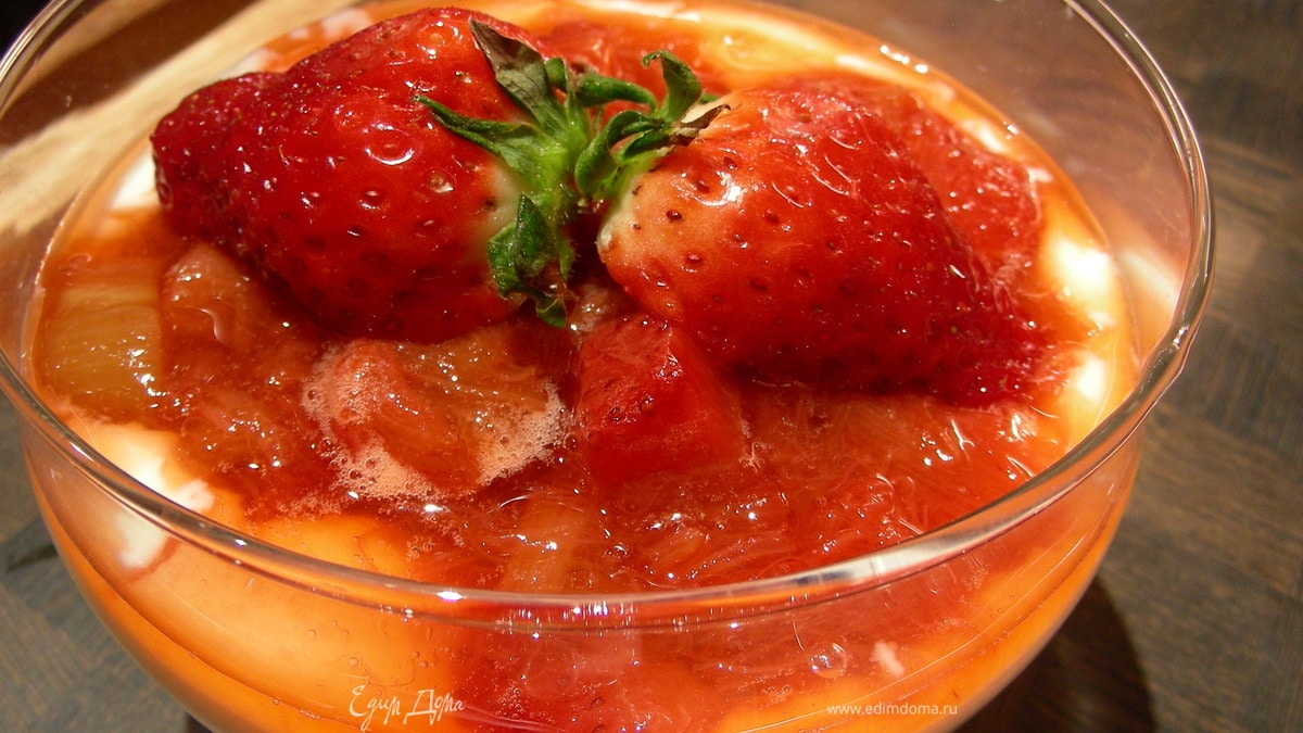 Легкий десерт с ревенем, клубникой и йогуртом