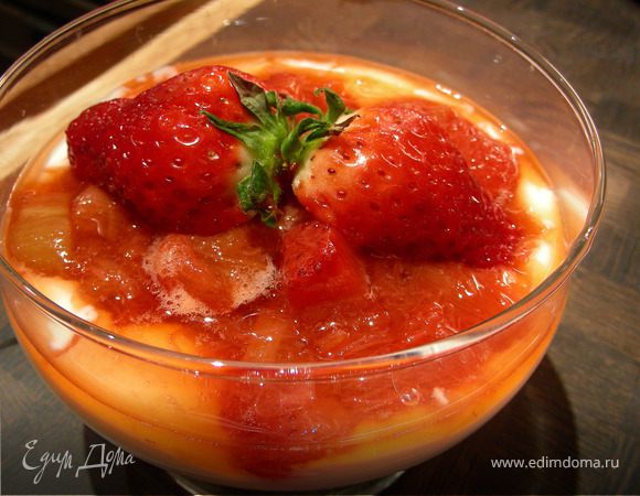 Легкий десерт с ревенем, клубникой и йогуртом Легкий десерт с ревенем, клубникой и йогуртом