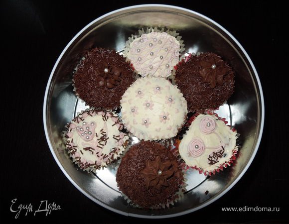 Шоколадные пирожные с шоколадным и ванильным кремом