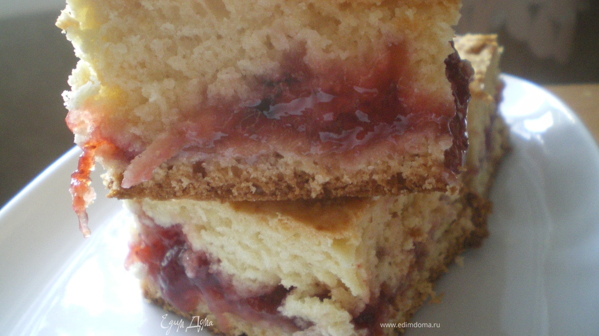 Пирог с клубничной прослойкой