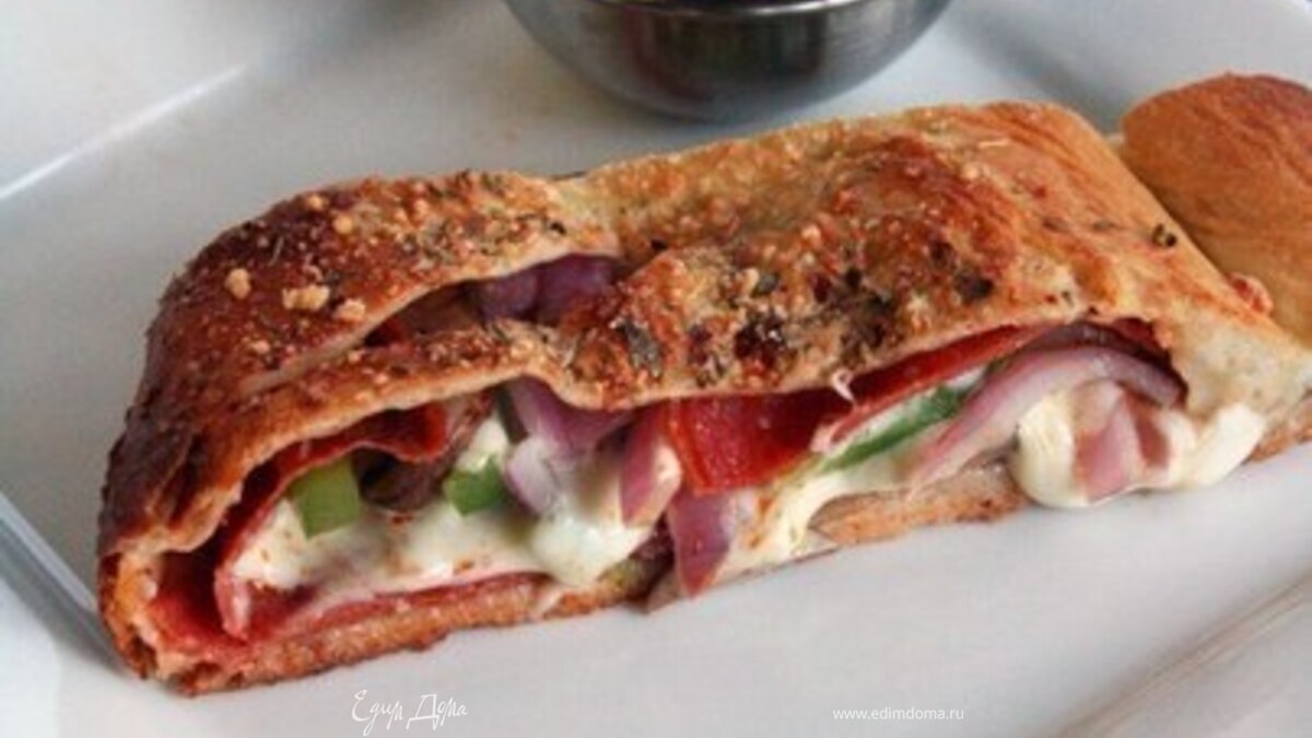 Кальцоне с соусом маринара