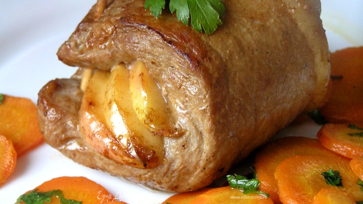 Сочный шницель с яблоками и морковным гарниром
