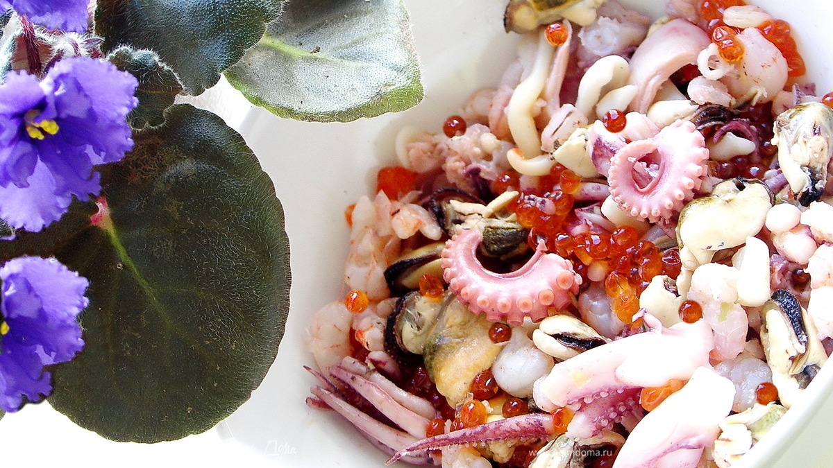 Салат из морского коктейля и красной икры
