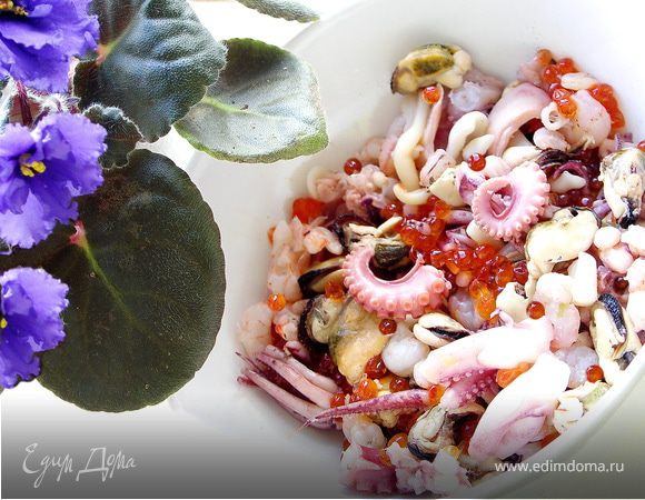Салат из морского коктейля и красной икры Салат из морского коктейля и красной икры