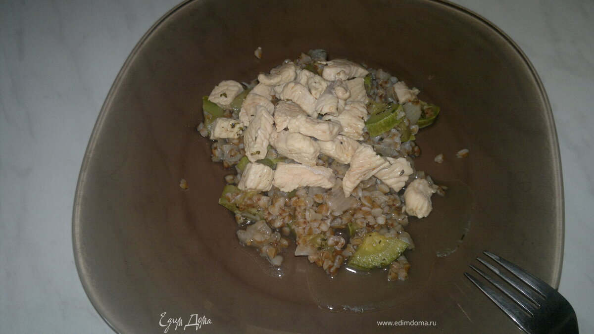 Гречка с кабачком, луком и грудкой индейки