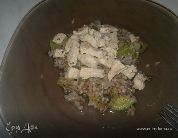 Гречка с кабачком, луком и грудкой индейки