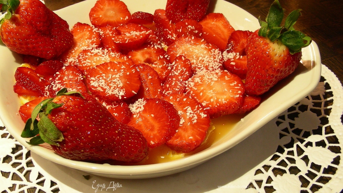 Легкий десерт из клубники, апельсинов и апельсинового ликера