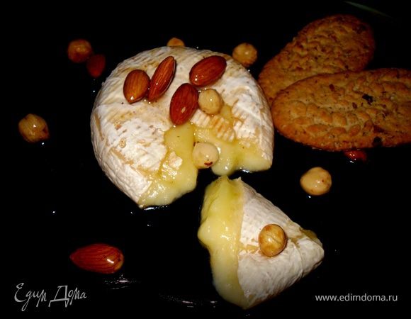 Запечённый бри с глазированными орехами