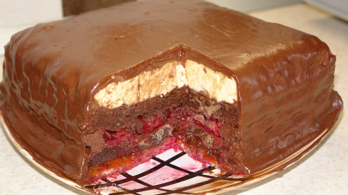 Шоколадный торт с пьяной вишней