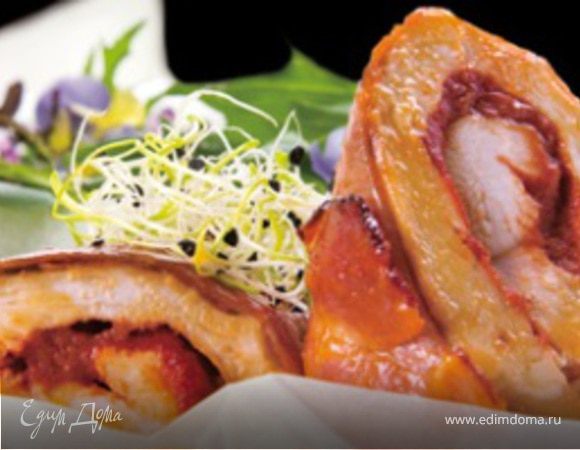 Куриный рулет с ветчиной и соусом песто