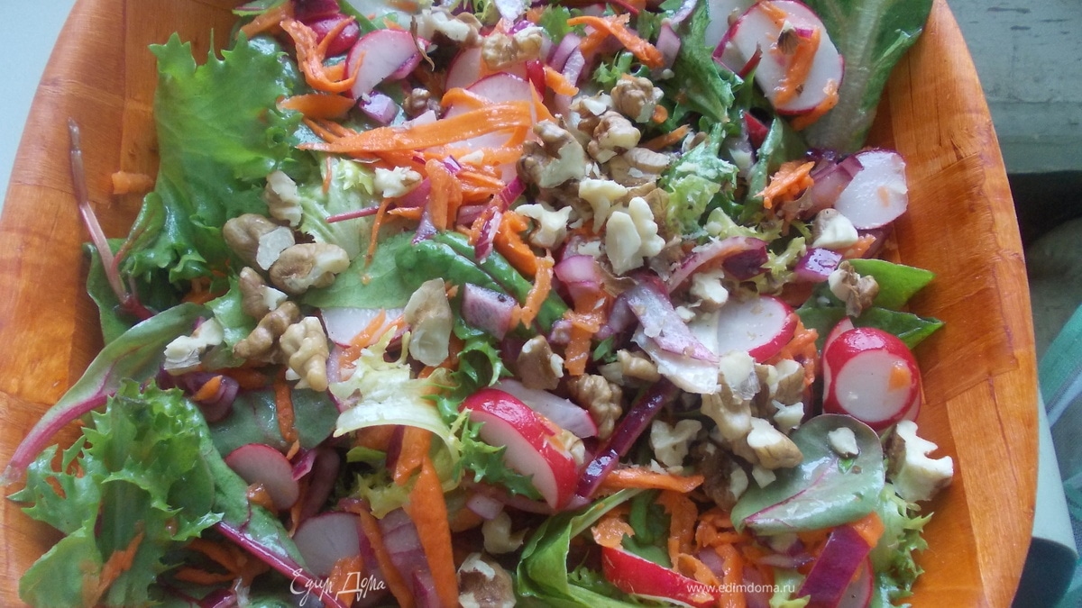 Зеленый салат с редисом и морковью