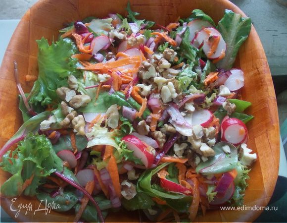 Зеленый салат с редисом и морковью