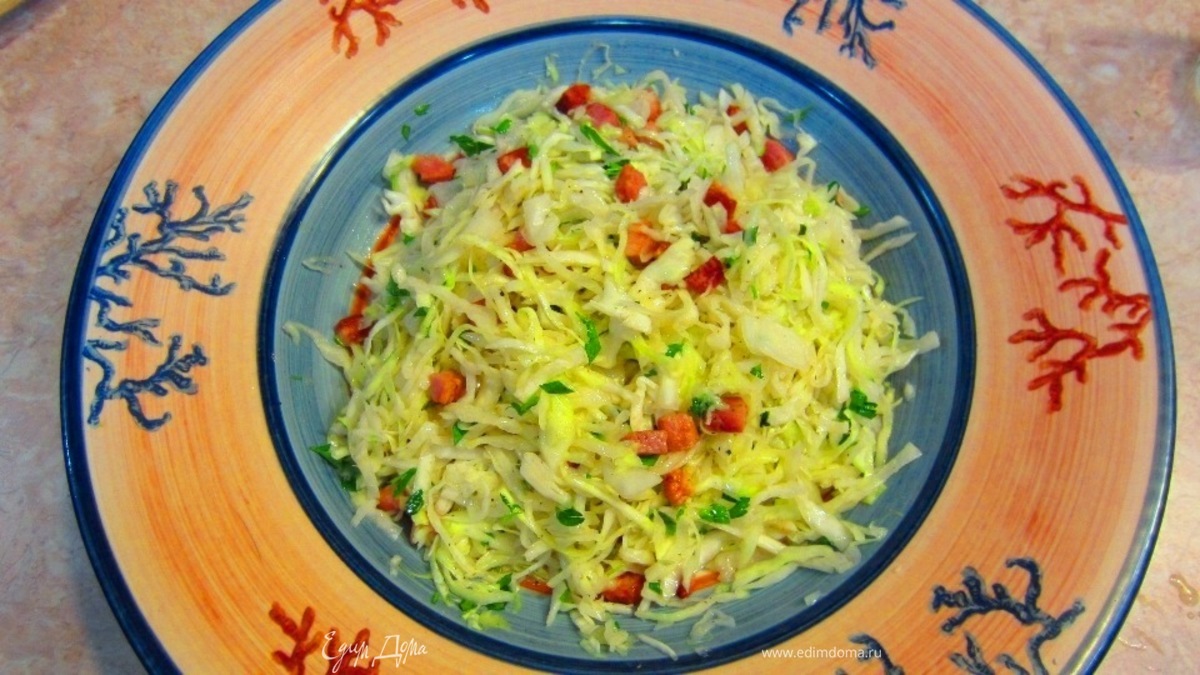Теплый салат из молодой капусты и копченой грудинки