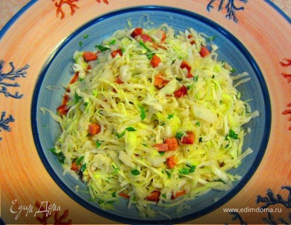 Теплый салат из молодой капусты и копченой грудинки