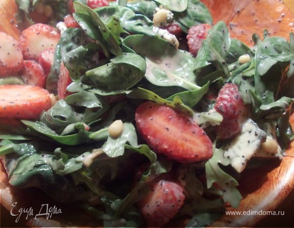 Салат из клубники со шпинатом, руколой и мятой