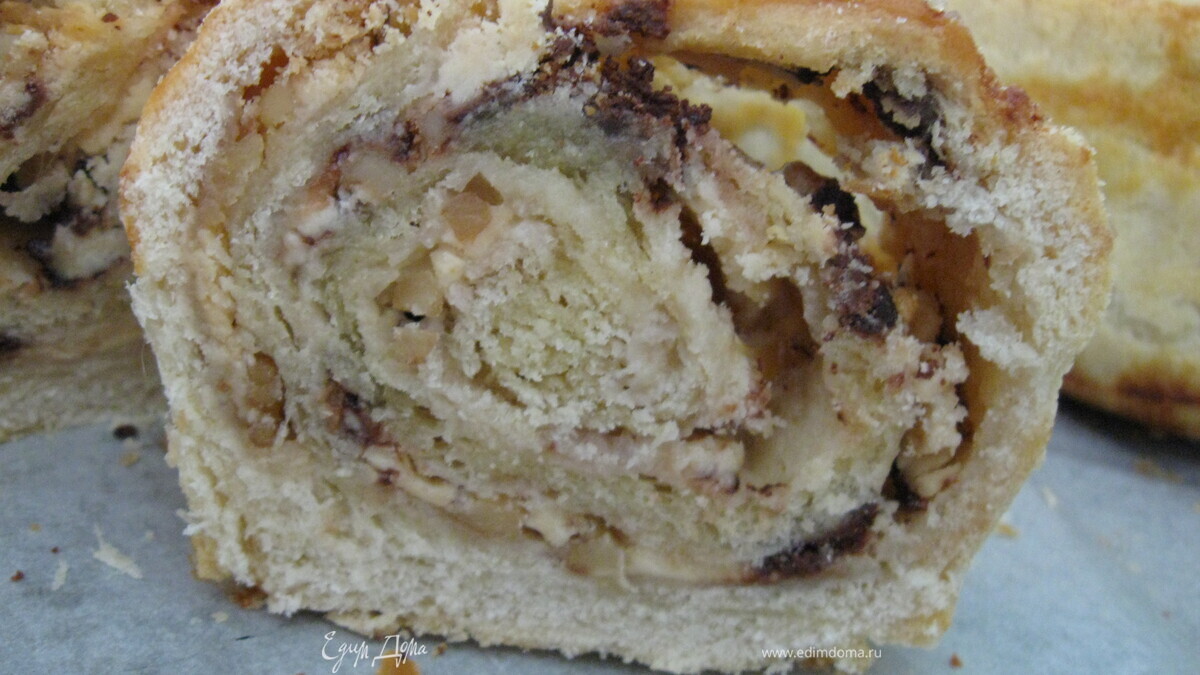 Дрожжевой рулет с белым шоколадом и орехами