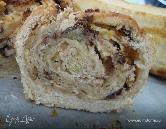 Дрожжевой рулет с белым шоколадом и орехами Дрожжевой рулет с белым шоколадом и орехами