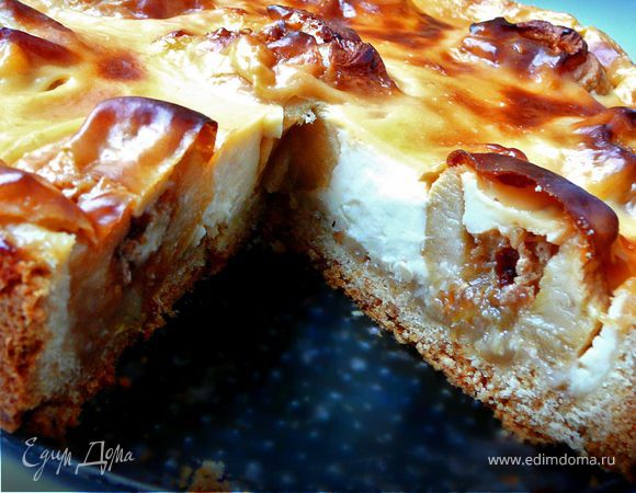 Пирог с печеными яблоками и нугой