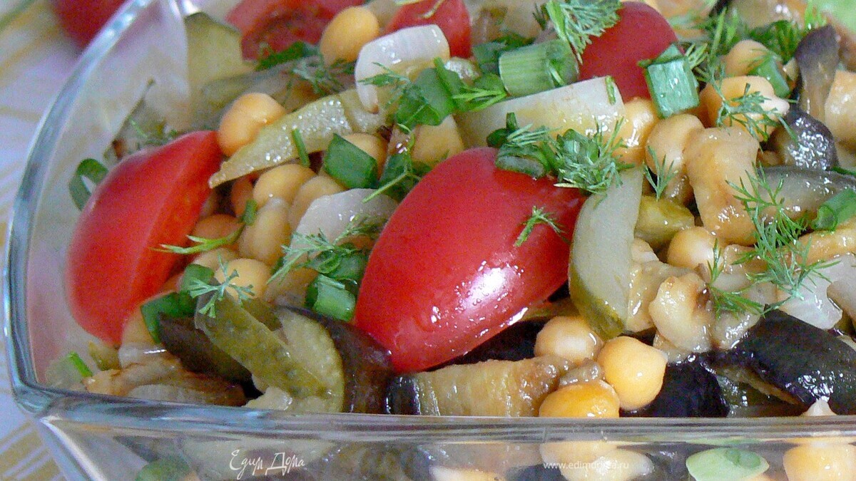 Салат с нутом и баклажаном