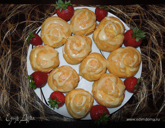 Шу со взбитыми сливками клубникой и киви