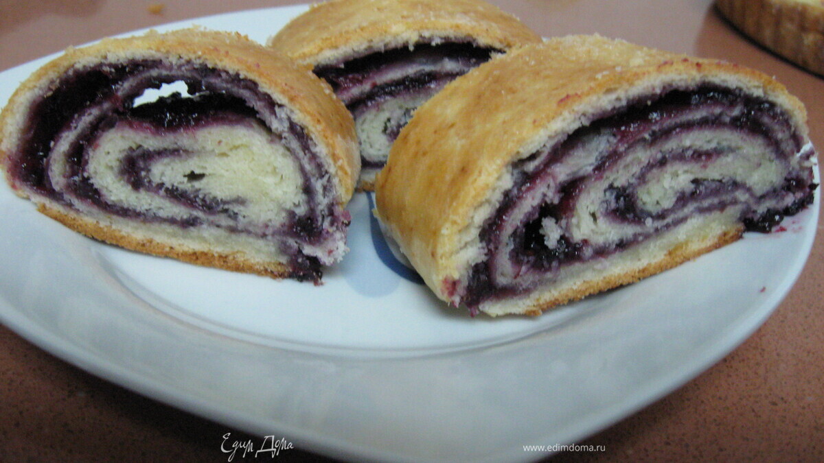 Рулет из творожного теста с вареньем