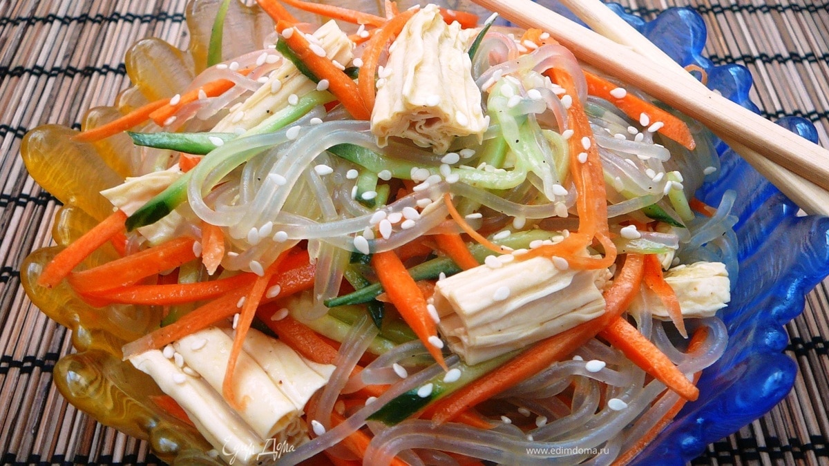 Салат из соевой спаржи с фунчозой