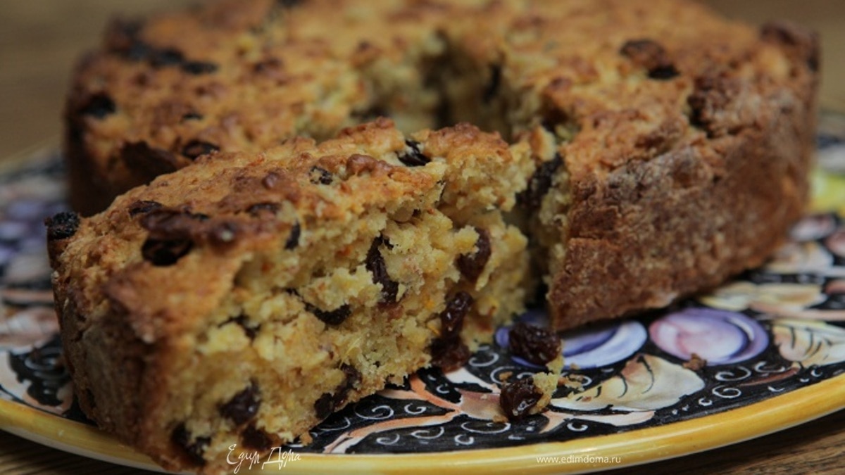 Апельсиново-миндальный пирог с изюмом