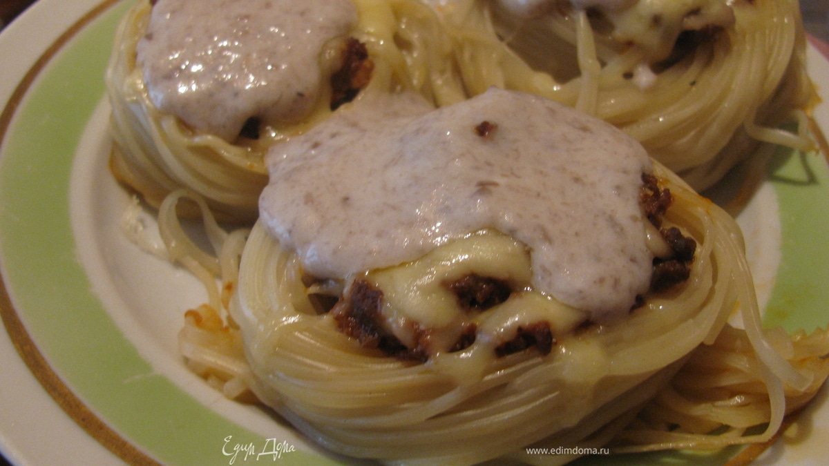 Гнезда с грибным соусом