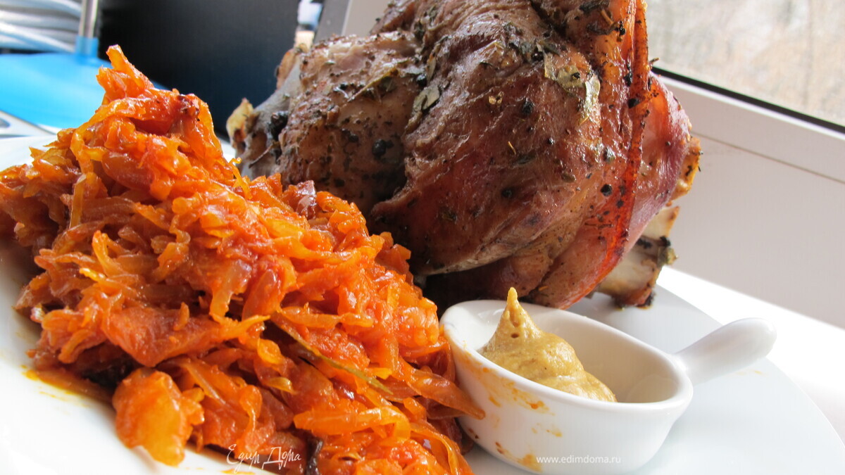 Рулька с чесноком, лавровым листом и душистым перцем & тушенная капуста