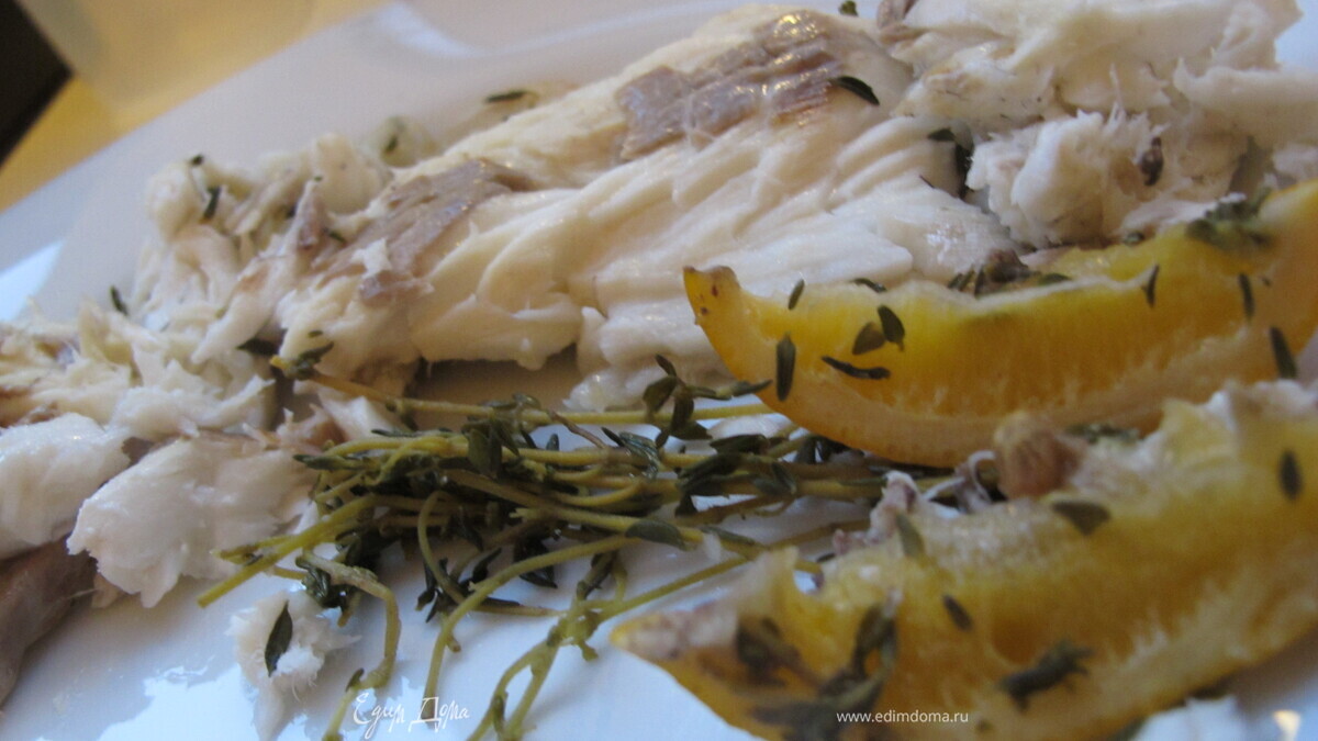 Сибас в панцире из соли с лимоном, чесноком и чабрецом