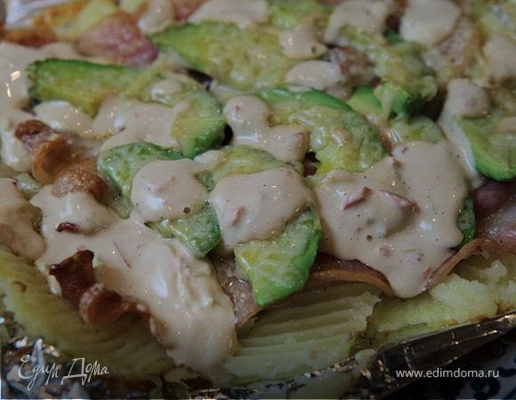 Молодой картофель, запеченный с беконом и авокадо Молодой картофель, запеченный с беконом и авокадо