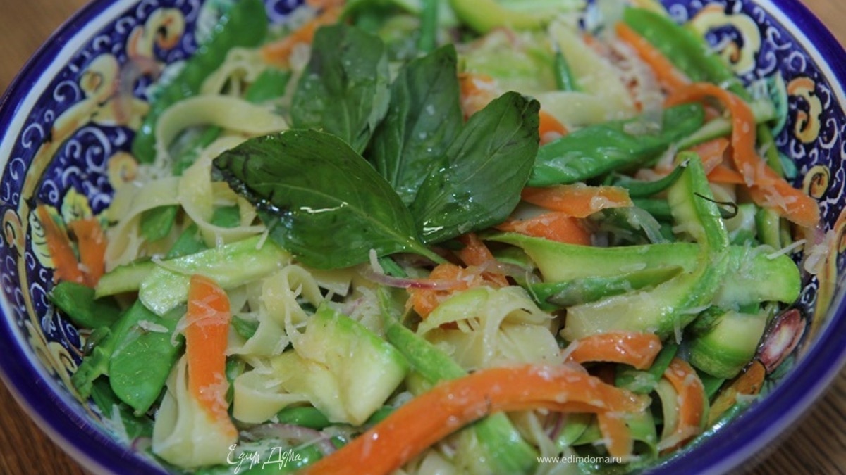 Тальолини с весенними овощами и базиликом