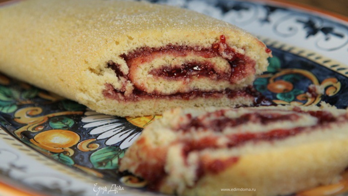 Рулет с малиновым вареньем