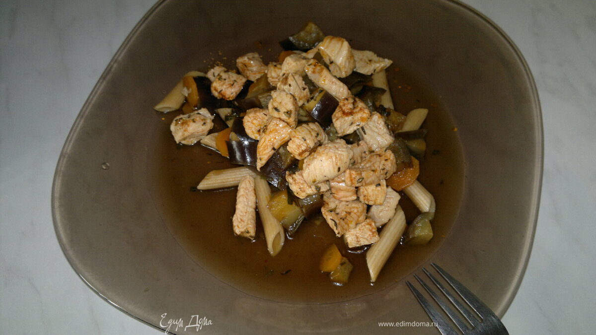 Паста с баклажаном, морковью и грудка индейки с паприкой и чили