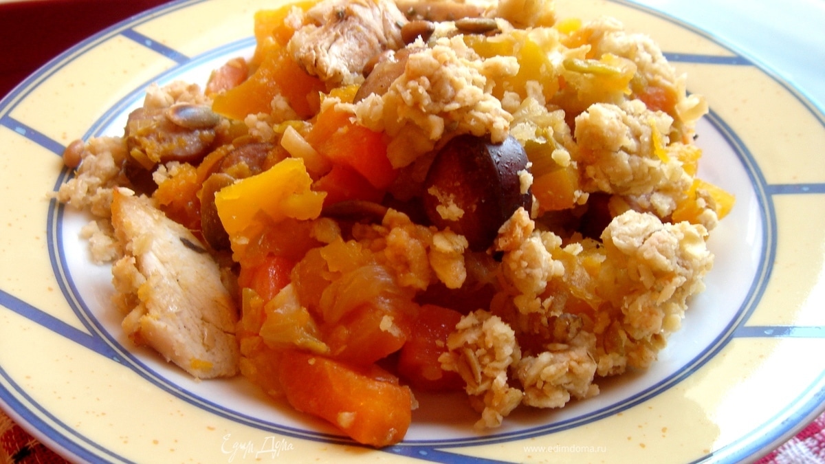 Тыквенный крамбль с курицей и охотничьими колбасками
