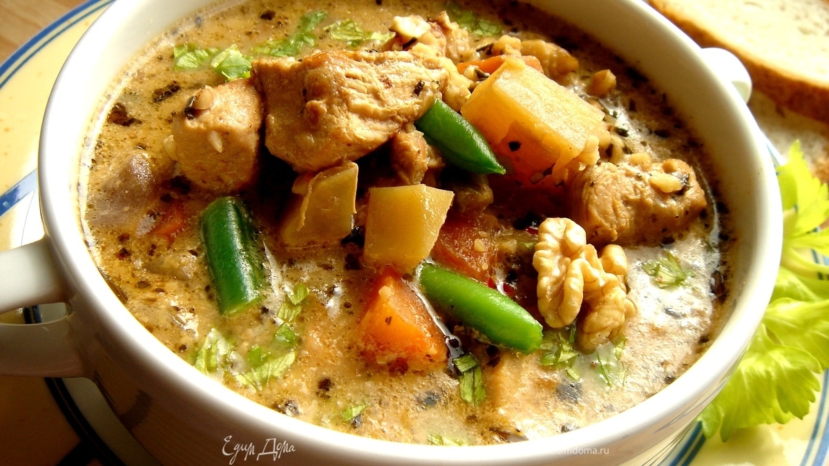 Суп из индейки с фасолью и грецкими орехами