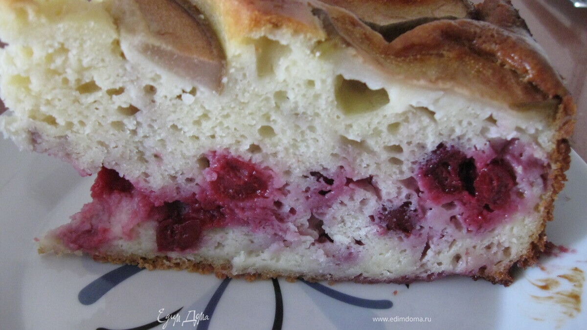 Пирог с вишней и грушами