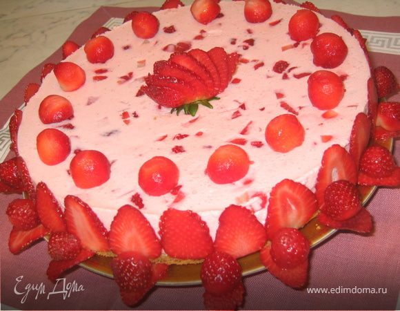 Торт «Клубничная нежность» на миндальной подложке