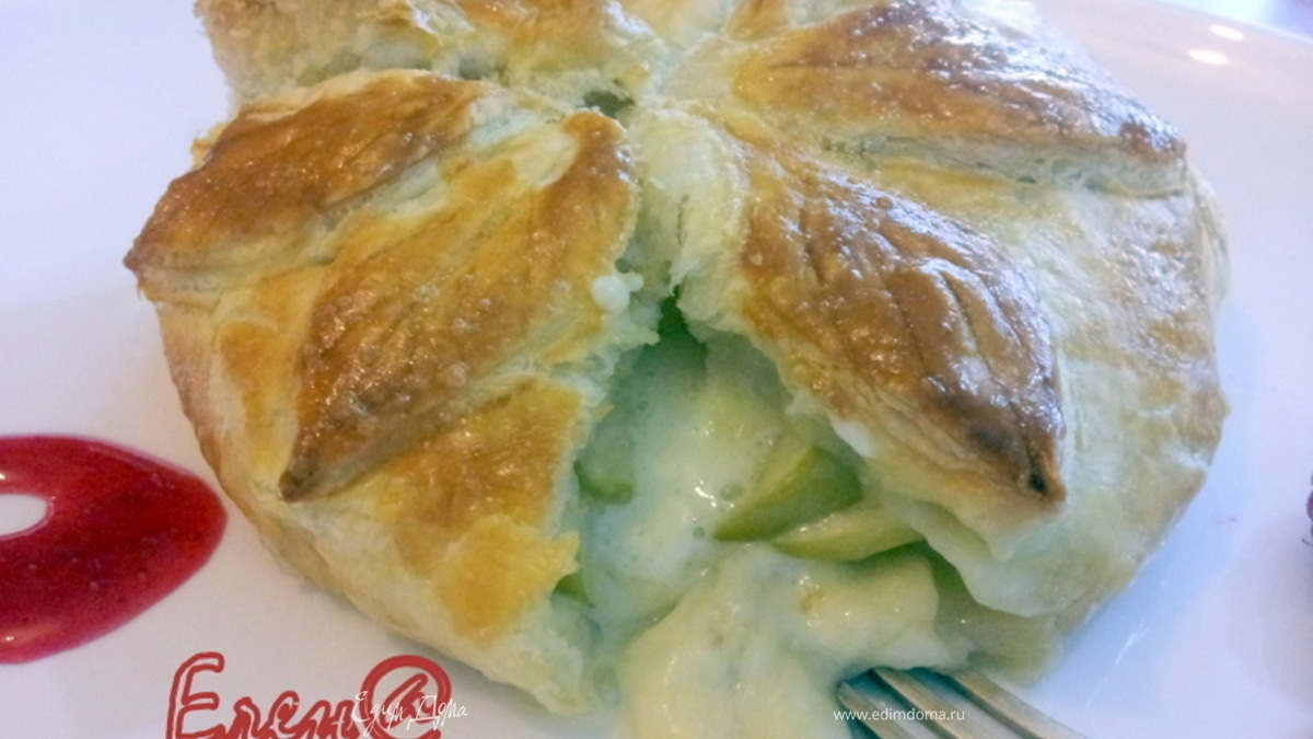 Камамбер запеченный с яблоком