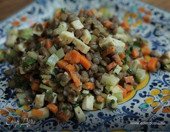 Салат из чечевицы с сельдереем и фетой 