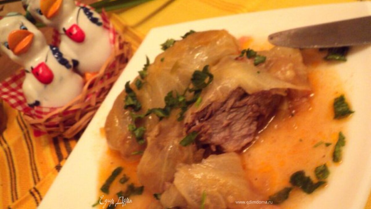 Свиные ребрышки, тушеные в капусте