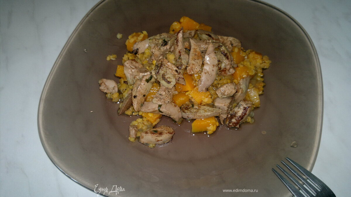 Красная чечевица с луком, имбирем и тыквой, печень кролика с эстрагоном и паприкой