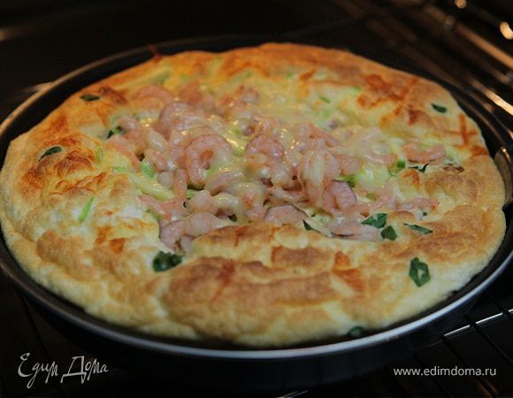 Пышный омлет с кабачком и креветками 