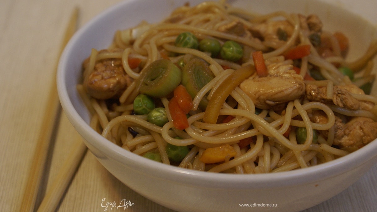 Лапша с овощами и курицей по-китайски