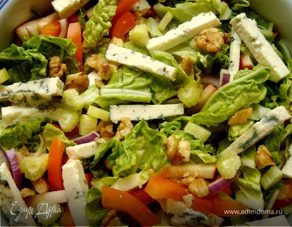 Лёгкий салат с тыквенно-айвовой заправкой